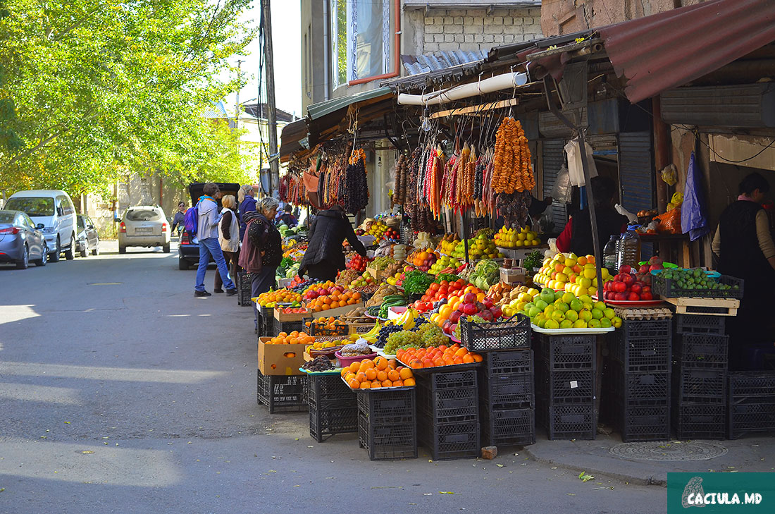 стихийные рынки Тбилиси с разными фруктами