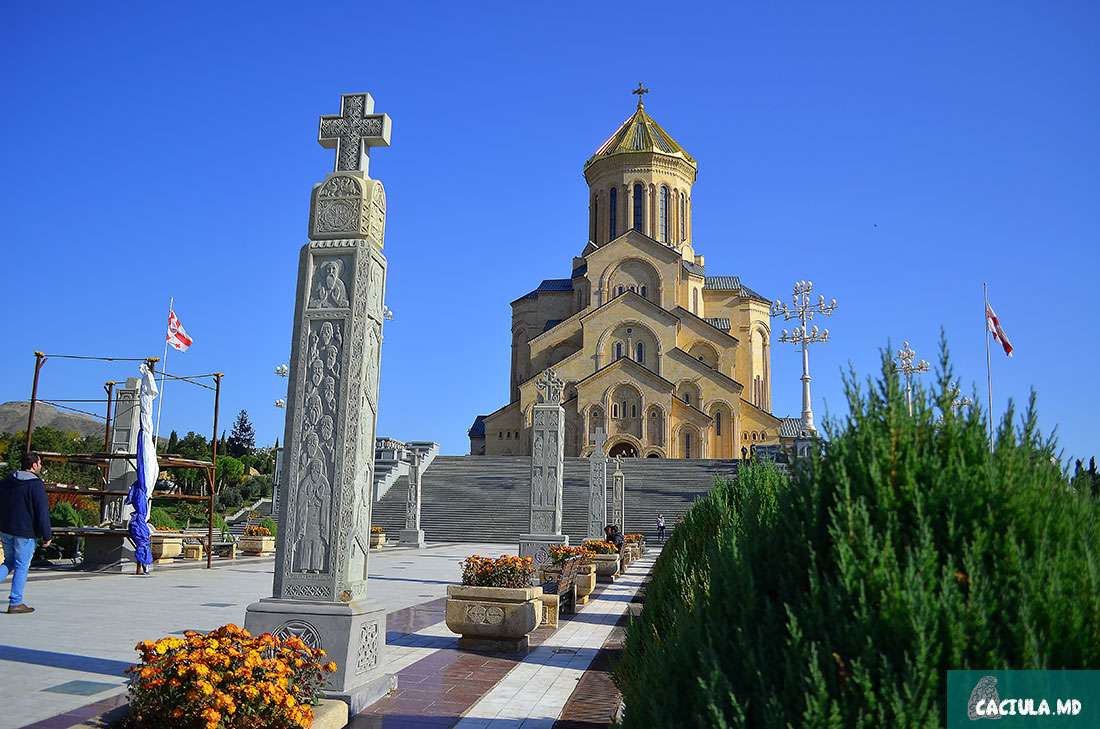 кресты ко входу в Собор Святой Троицы в Тбилиси