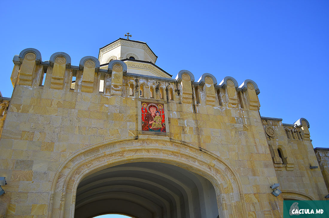 ворота собора Святой Троицы в Тбилиси
