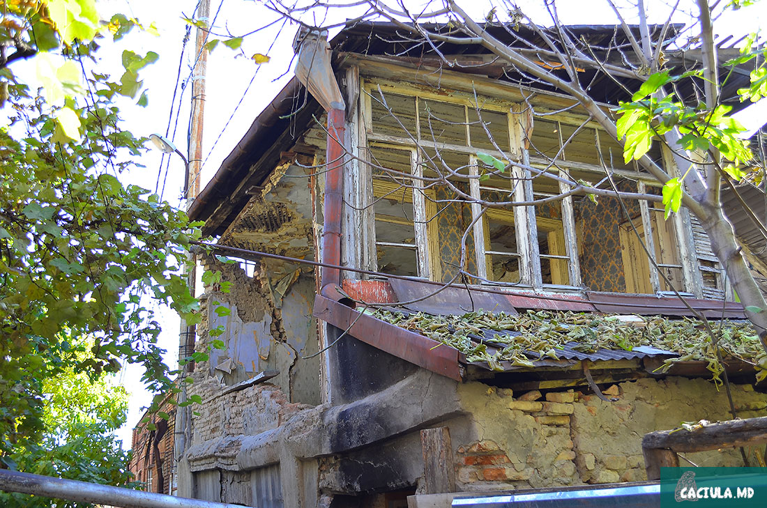 обветшалые стены в старом доме в Тбилиси