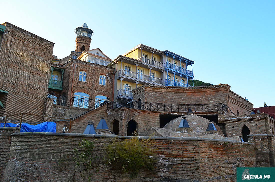 частично отреставрированный старый Тбилис на фоне серных бань