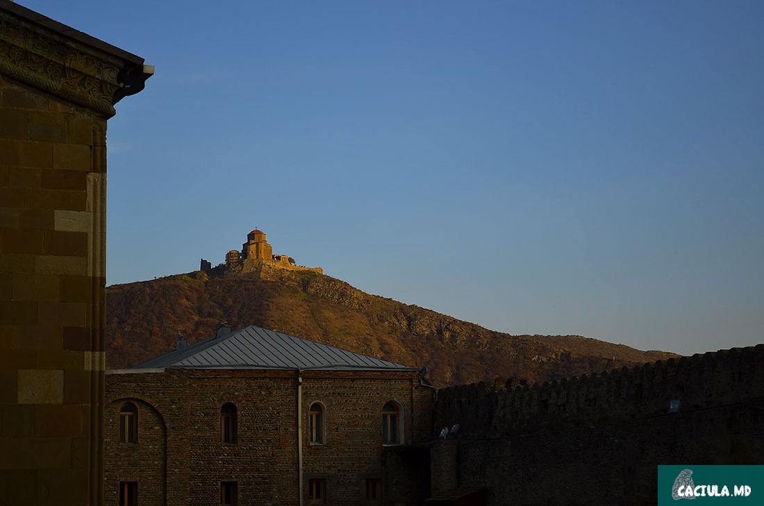 монастырь Джвари на холме на закате солнца