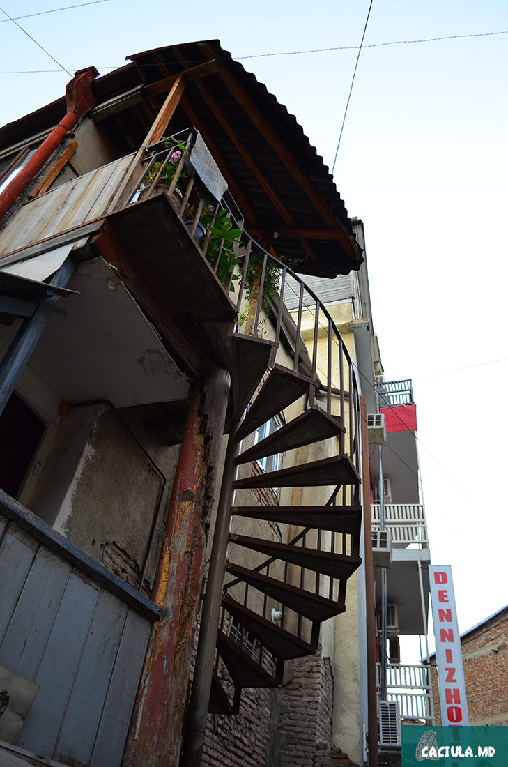 лестница на второй этаж, хорошее архитектурное решение в Тбилсиси 2016