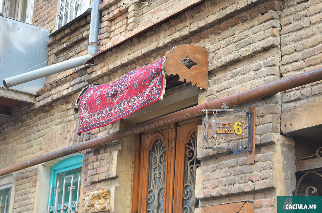 ковер как крыша, козырек в старом Тбилиси