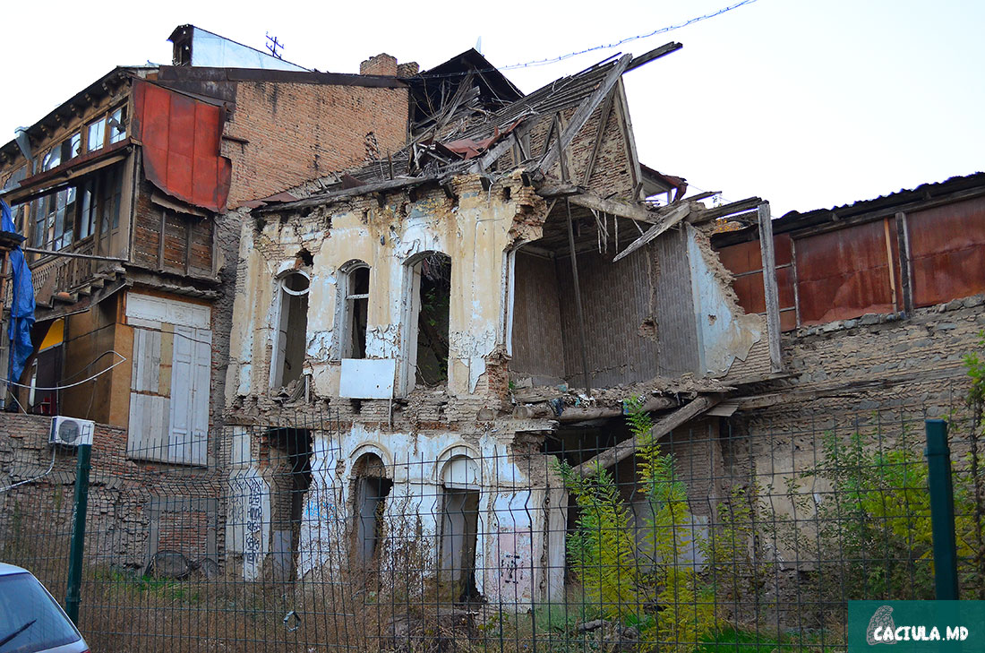 разрушенные здания тбилиси на правом берегу Куры