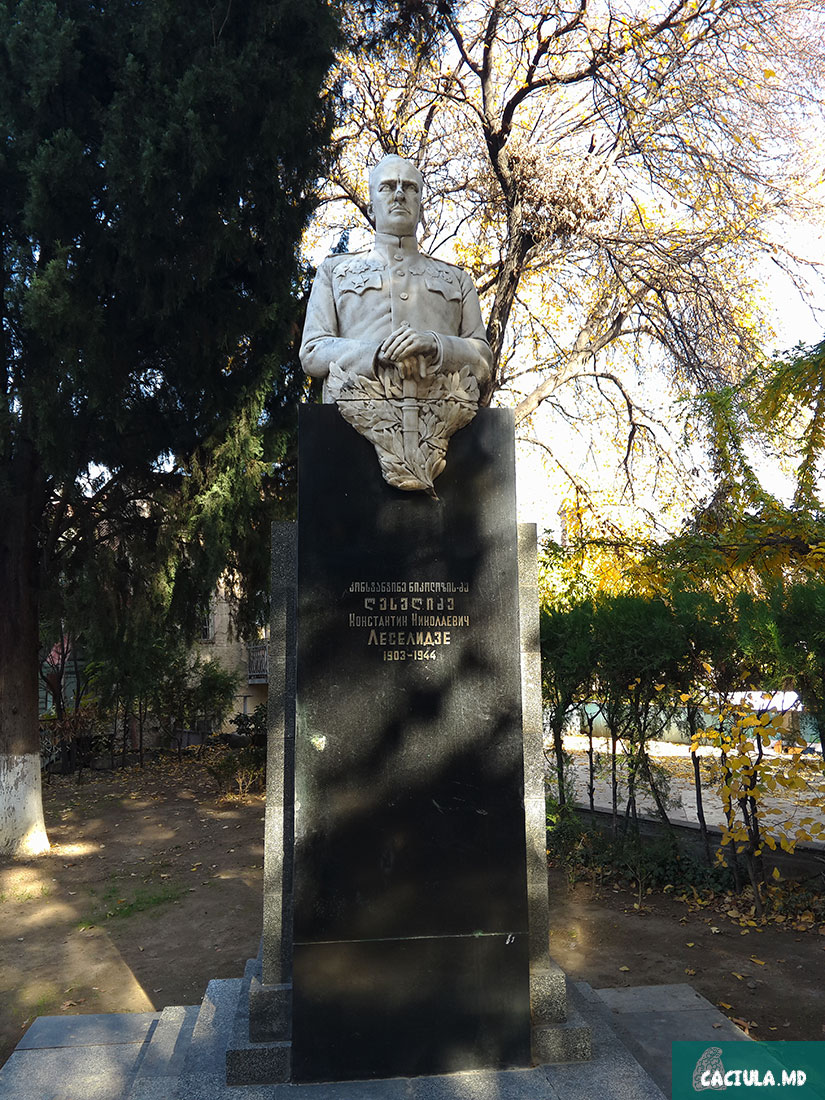 памятник бюст великому полководцу Константину Леселидце