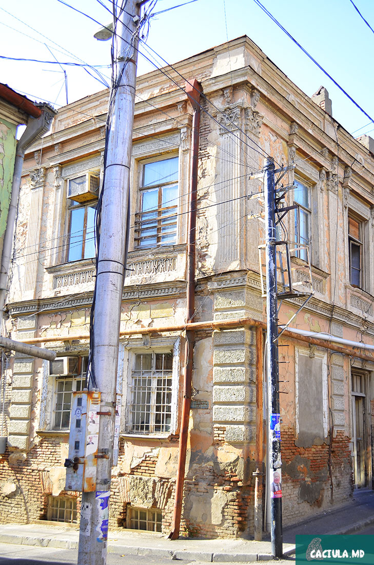 счетчики электроэнергии на столбах старых грузинских улочек, старый Тбилиси 2016, фотографии старого Тбилиси