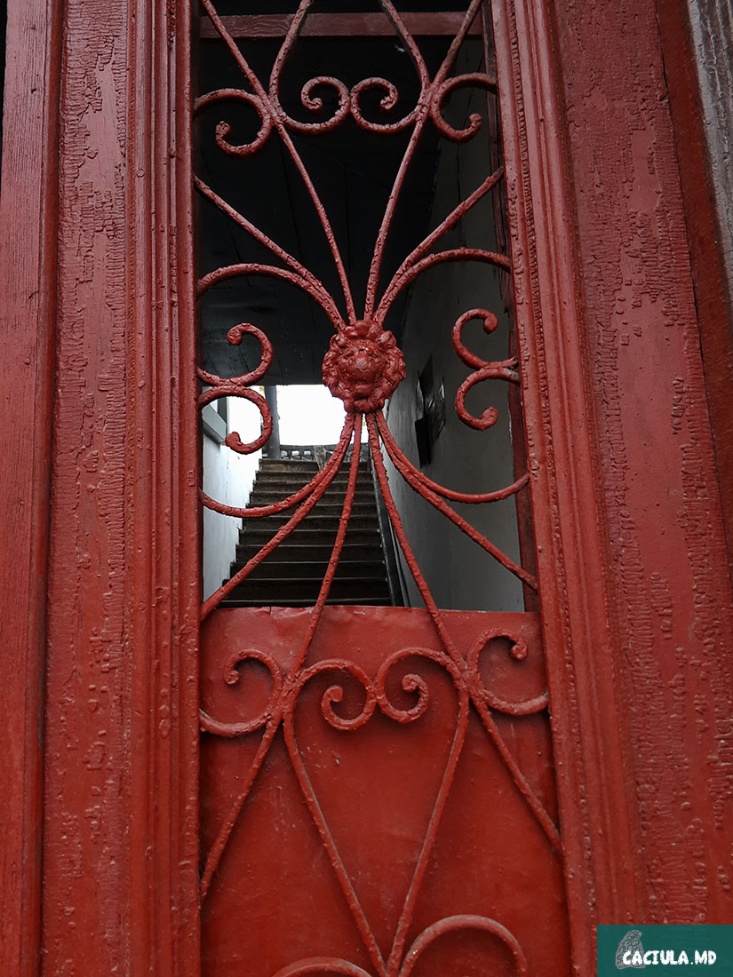 входная дверь в Тбилиси